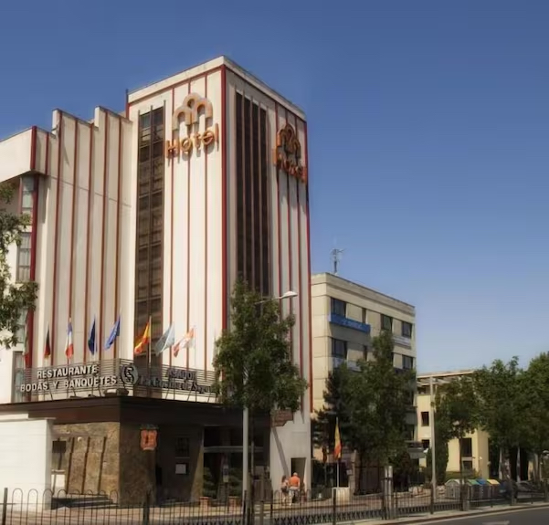 Iglesia San Juan de los Caballeros y Hotel Los Arcos