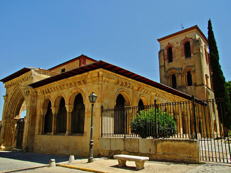 Iglesia San Juan de los Caballeros y Hotel Los Arcos
